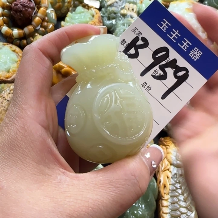 透闪石质玉手把未镶嵌大**龙