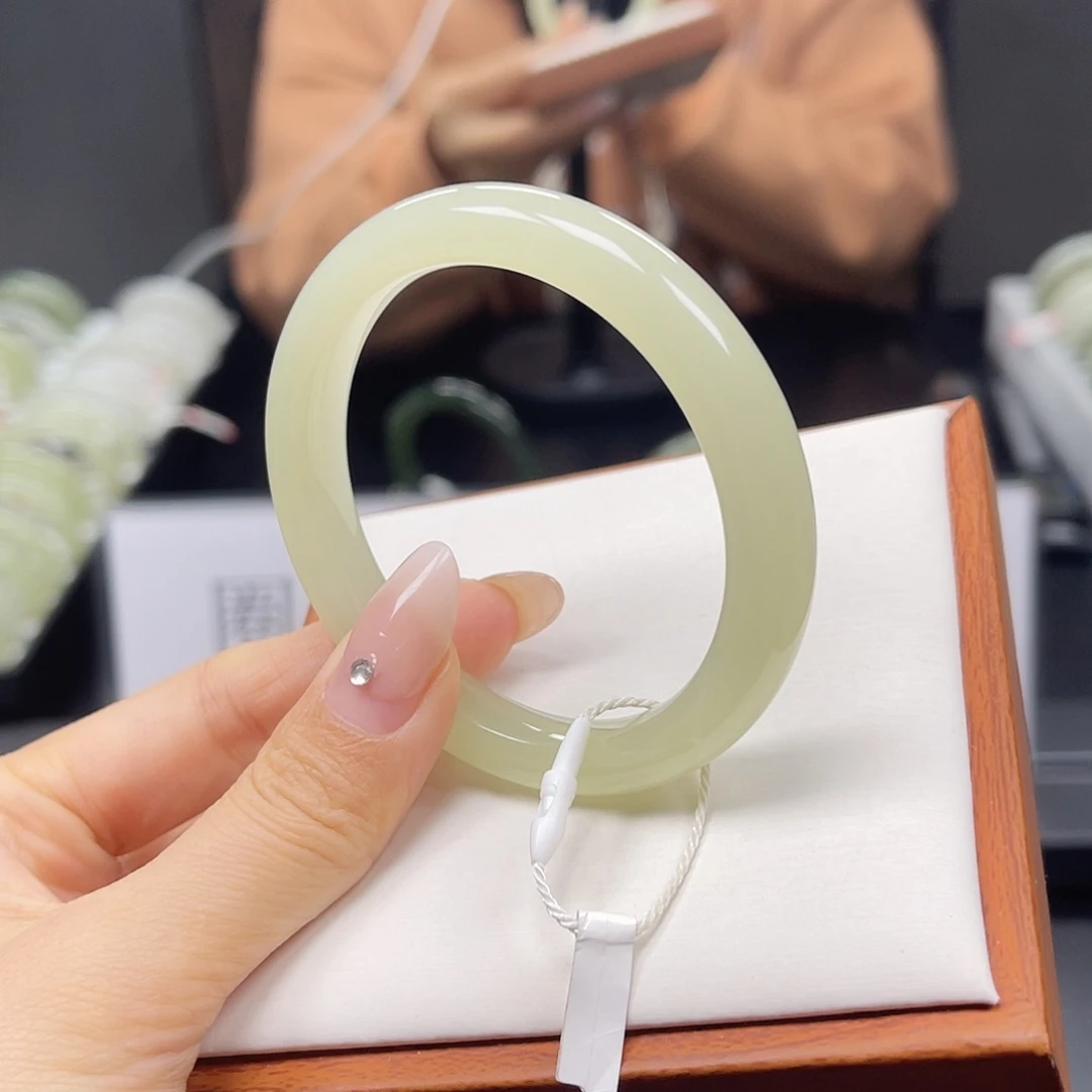 和田玉未镶嵌手镯