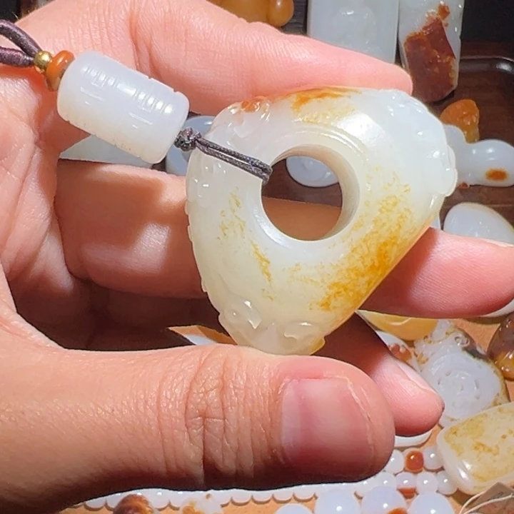 佛***缘和田玉未镶嵌颈饰