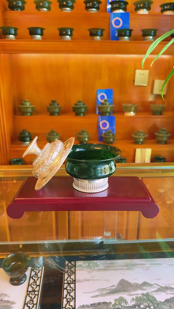 仁布玉:墨绿茶杯加盖