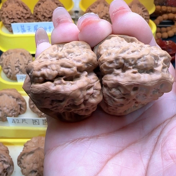 玉***、文玩核桃三角瓦弯弯核桃三角瓦