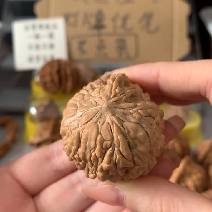 魔***天吊坠文玩核桃异形单只，有瑕疵