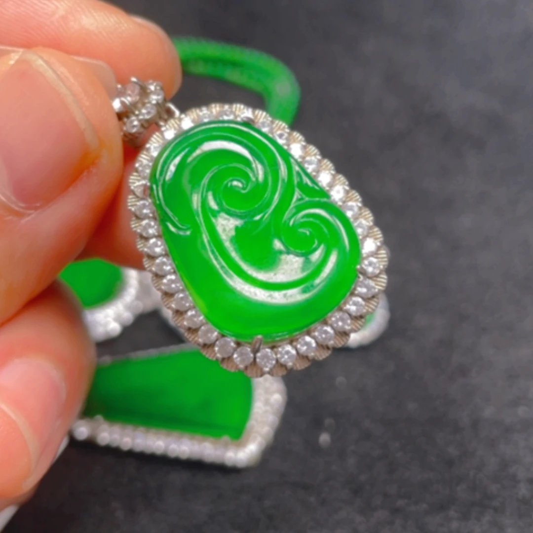 【闪购商品】颈饰银S925镶嵌翡翠吊坠