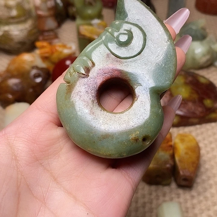 蛇纹石玉未镶嵌颈饰