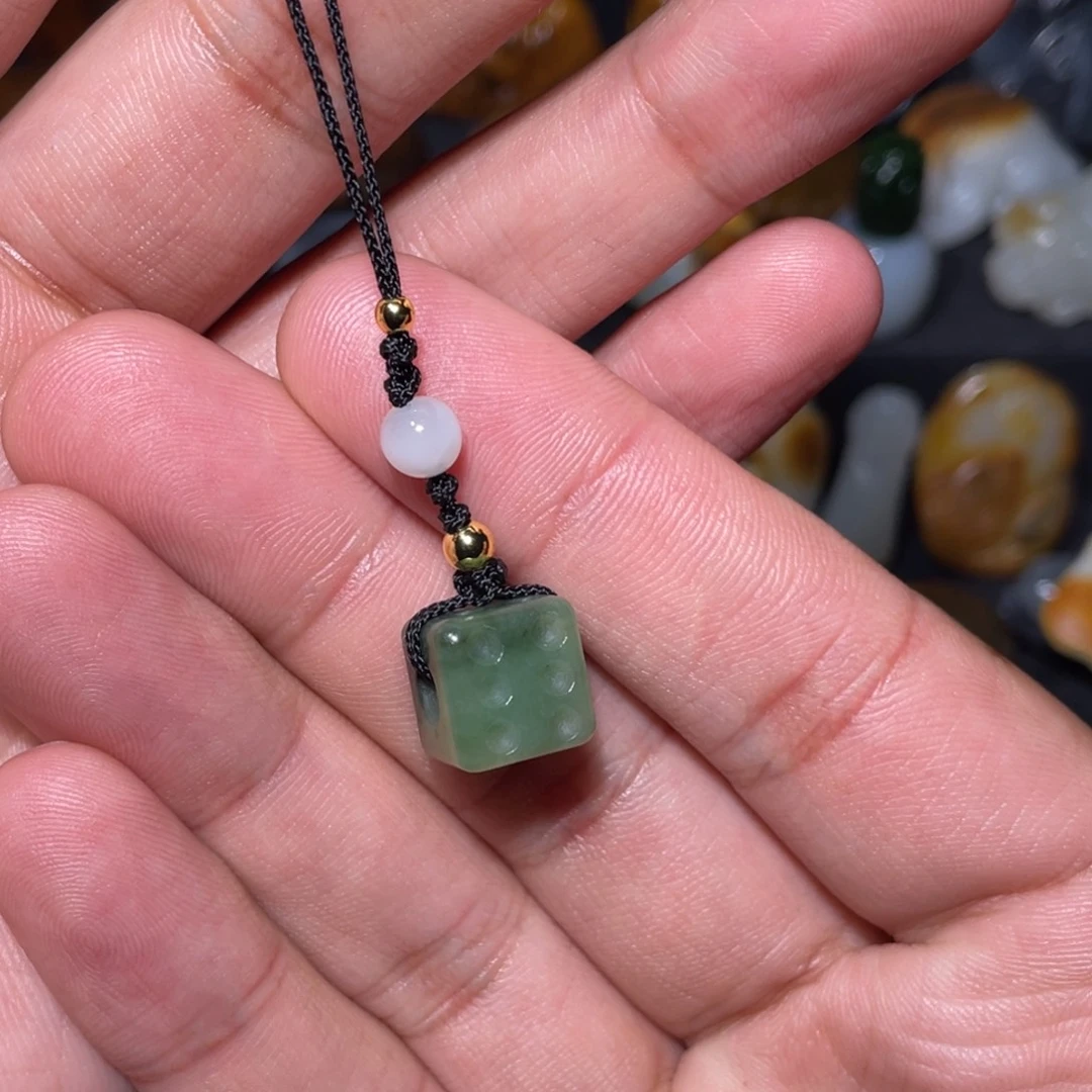 大***金和田玉未镶嵌颈饰