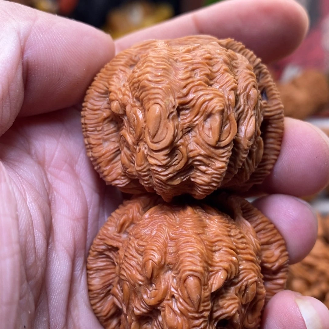 文玩核桃把件纯手工雕刻吞噬
