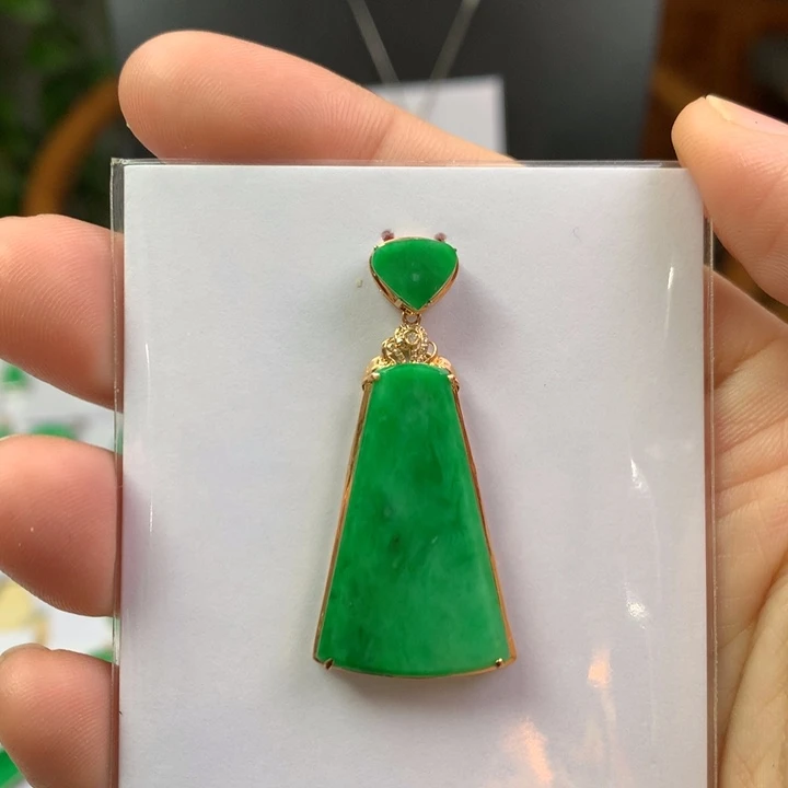 翡翠18K金镶嵌颈饰翡翠吊坠