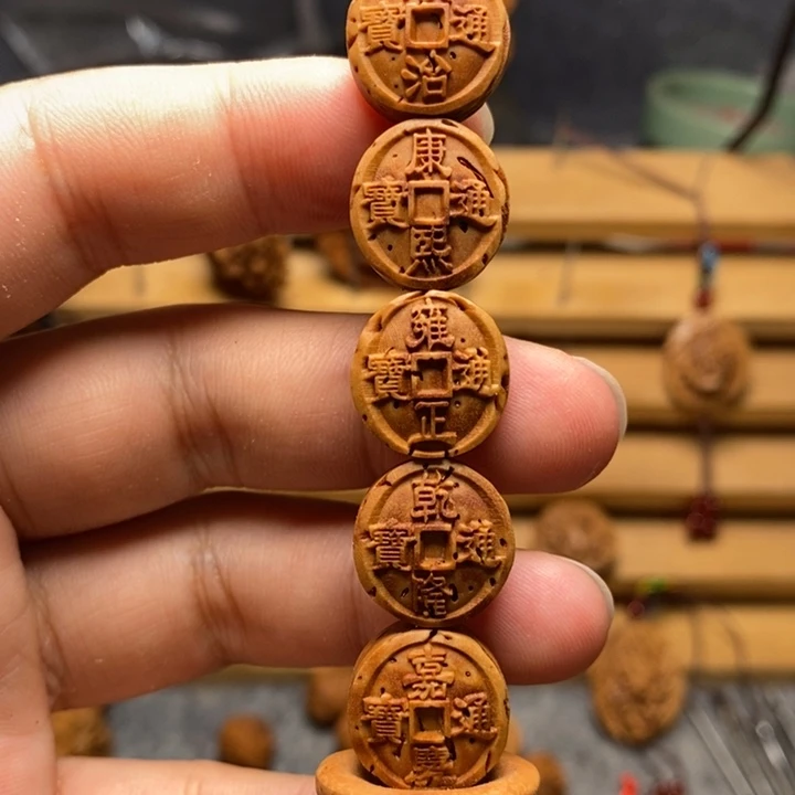 桃核雕刻金钱剑一把
