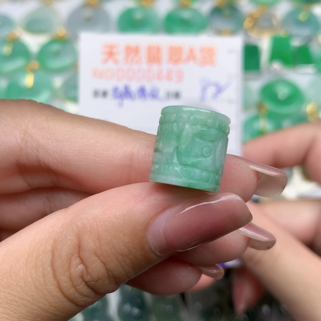 翡翠未镶嵌颈饰路路桶