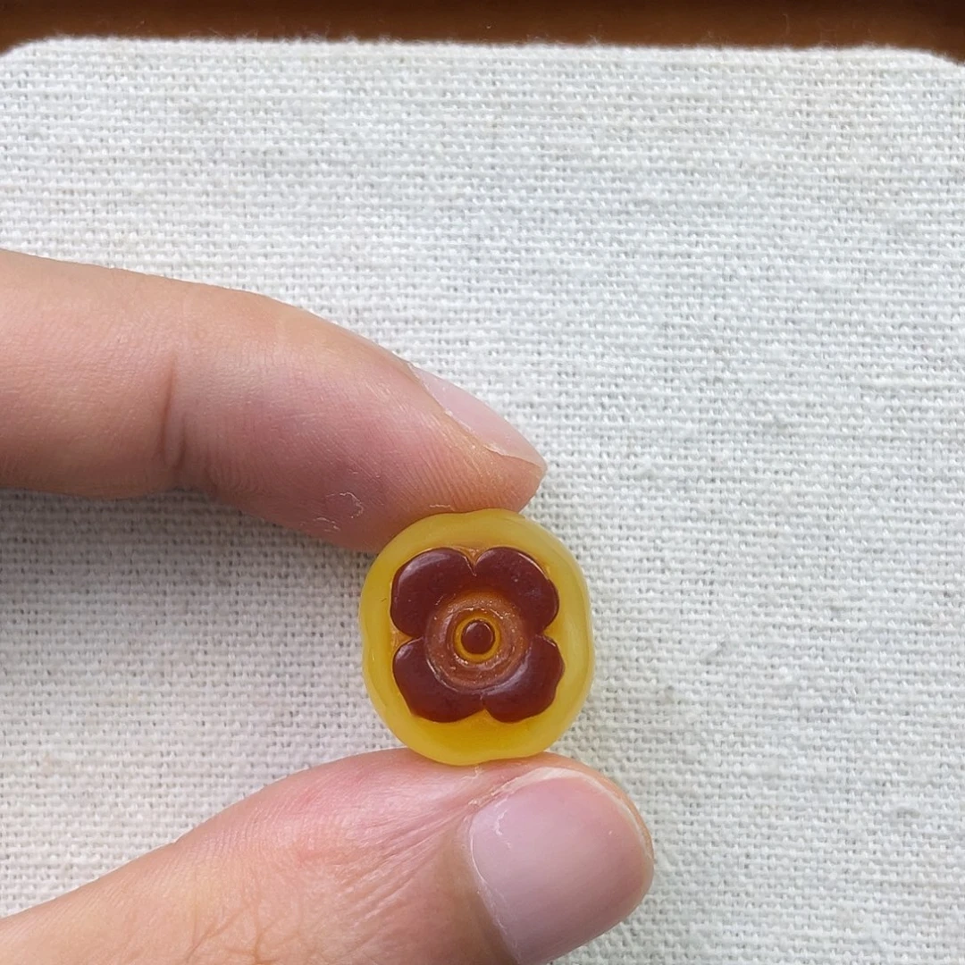 裸石琥珀未镶嵌柿子