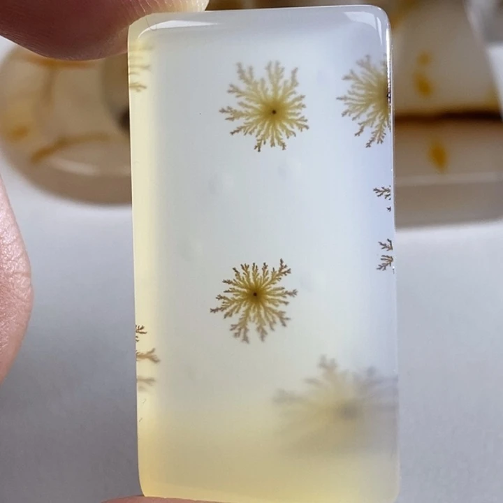 若****玛瑙/玉髓未镶嵌珠宝奇石