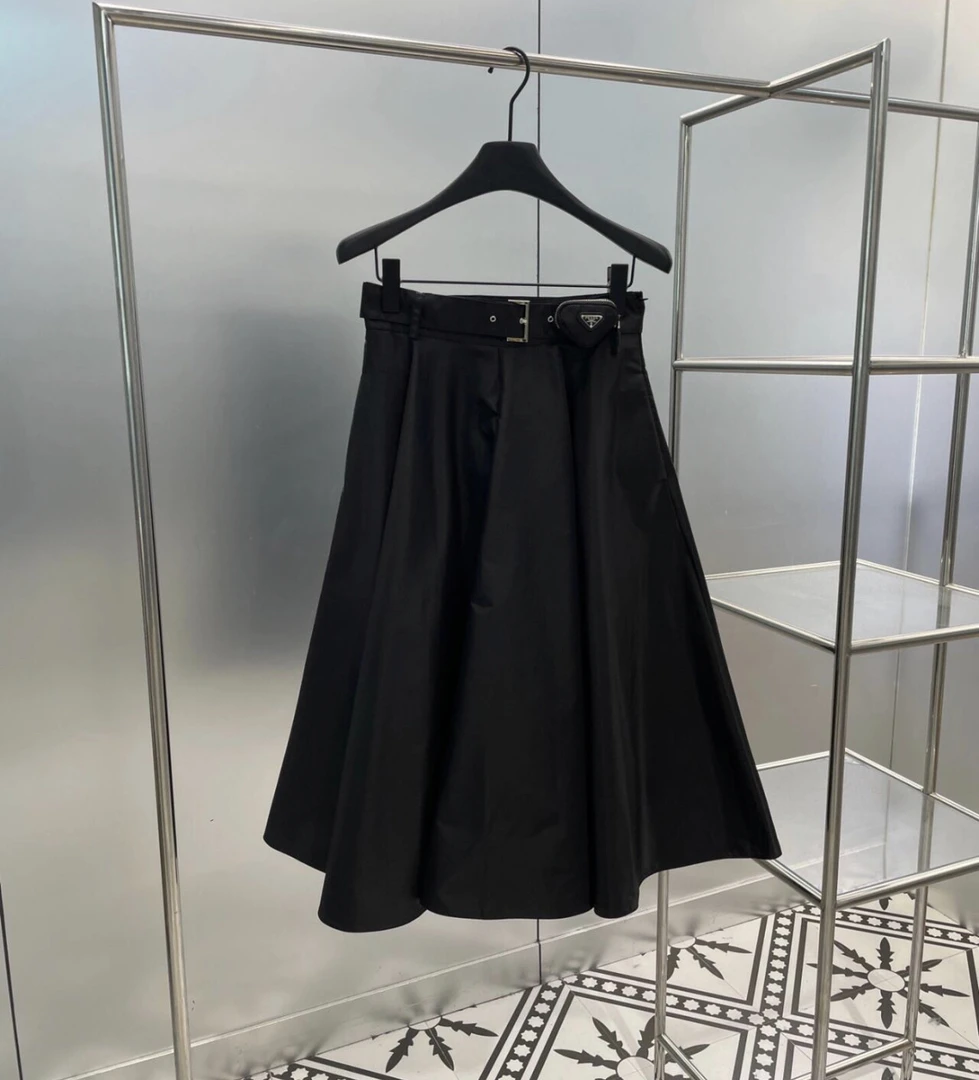 99新 Prada/普拉达  gg016 再生锦纶 三角标腰包伞型半身裙 38码