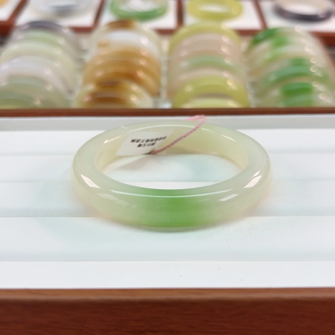 和田玉未镶嵌手镯【白底飘翠】