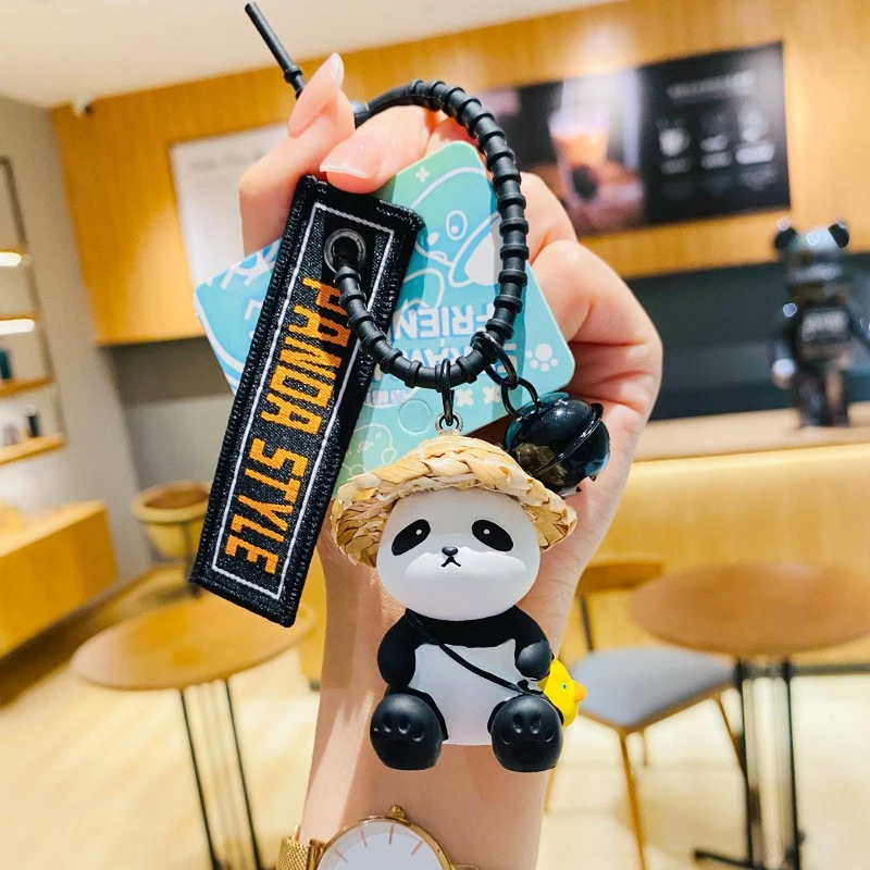 2025新款网红草帽熊猫公仔系列手绳扣汽车钥匙扣铃铛挂件情侣礼品