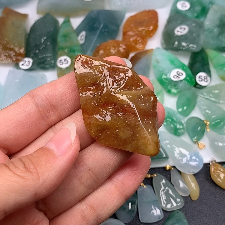 翡翠未镶嵌颈饰随型