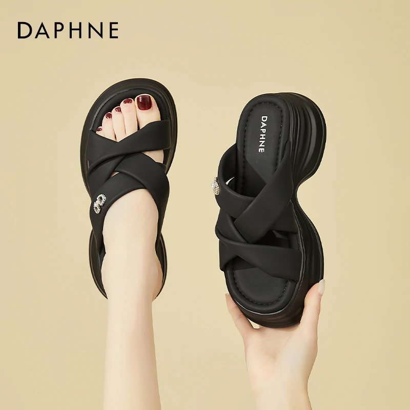 达芙妮黑色镂空凉鞋2025夏季新款时尚百搭厚底舒适拖鞋外穿沙滩鞋