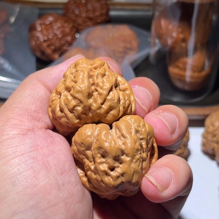 R***L桃核吊坠狮子头核桃