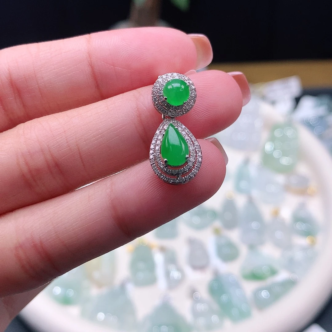 颈饰18K金镶嵌翡翠水滴