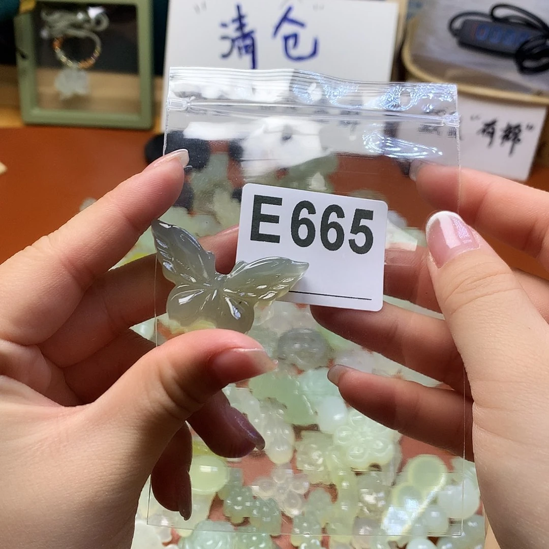 蛇纹石玉颈饰合金