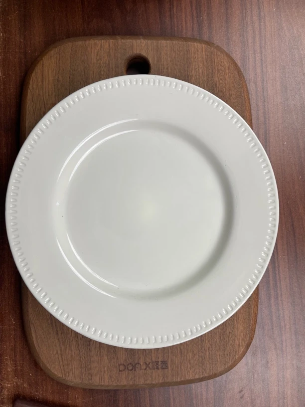 384白色立体浮雕陶瓷窝窝盘菜盘