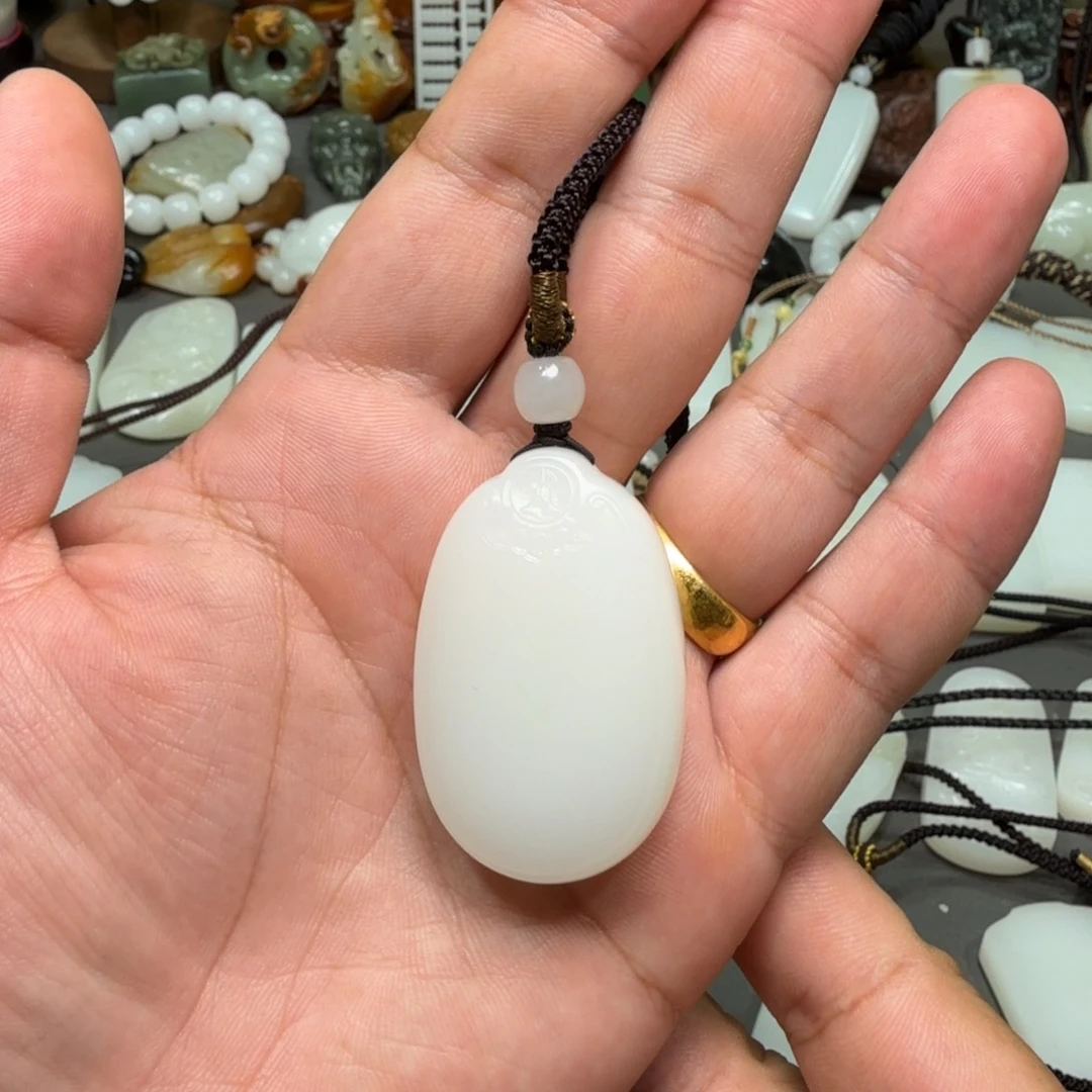 和田玉未镶嵌吊坠(赠链)