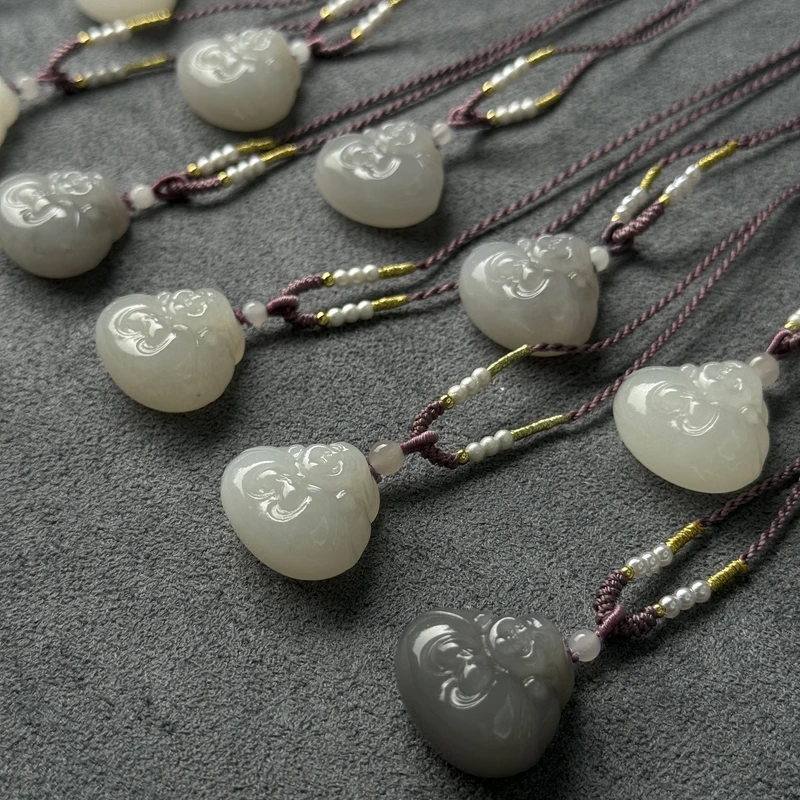 和田玉抱抱佛吊坠多样性发一