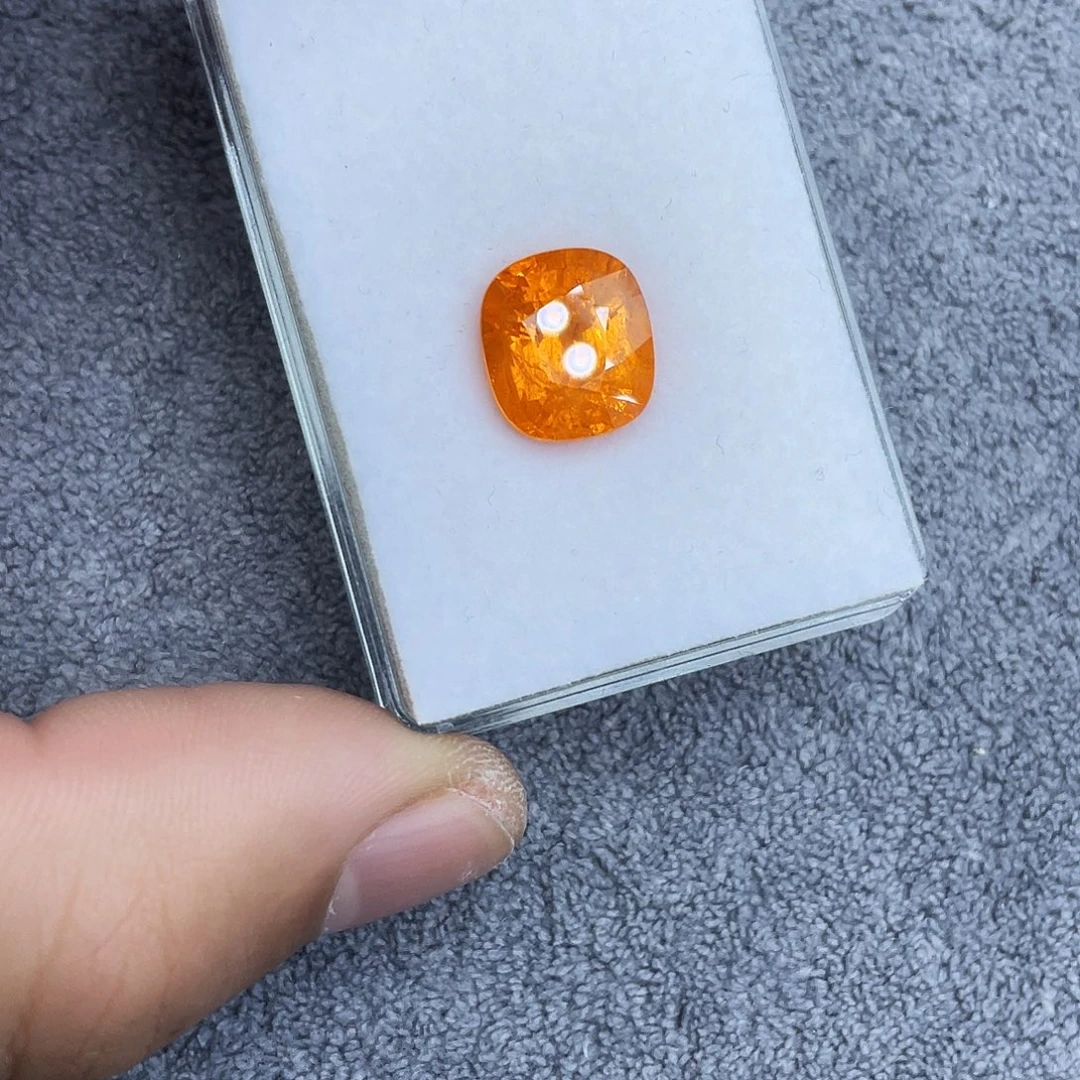 石榴石（芬达石）未镶嵌裸石9.5Ct。