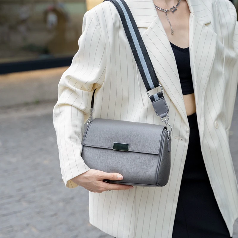 新款时尚休闲复古斜挎包高级质感小众单肩女真皮