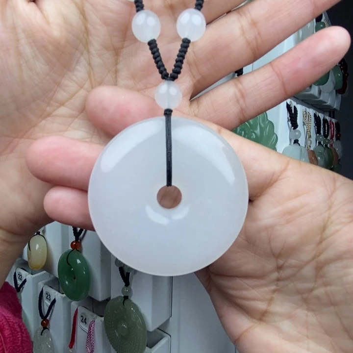 石英质玉未镶嵌颈饰