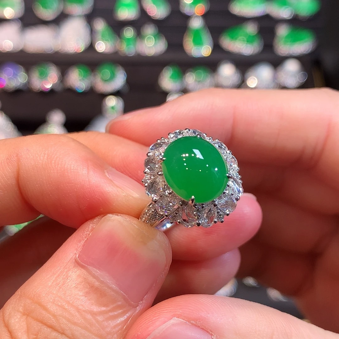 18K金镶嵌戒指翡翠满冰阳绿厚桩蛋面戒指