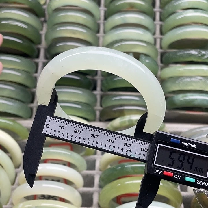 蛇纹石玉未镶嵌手镯340