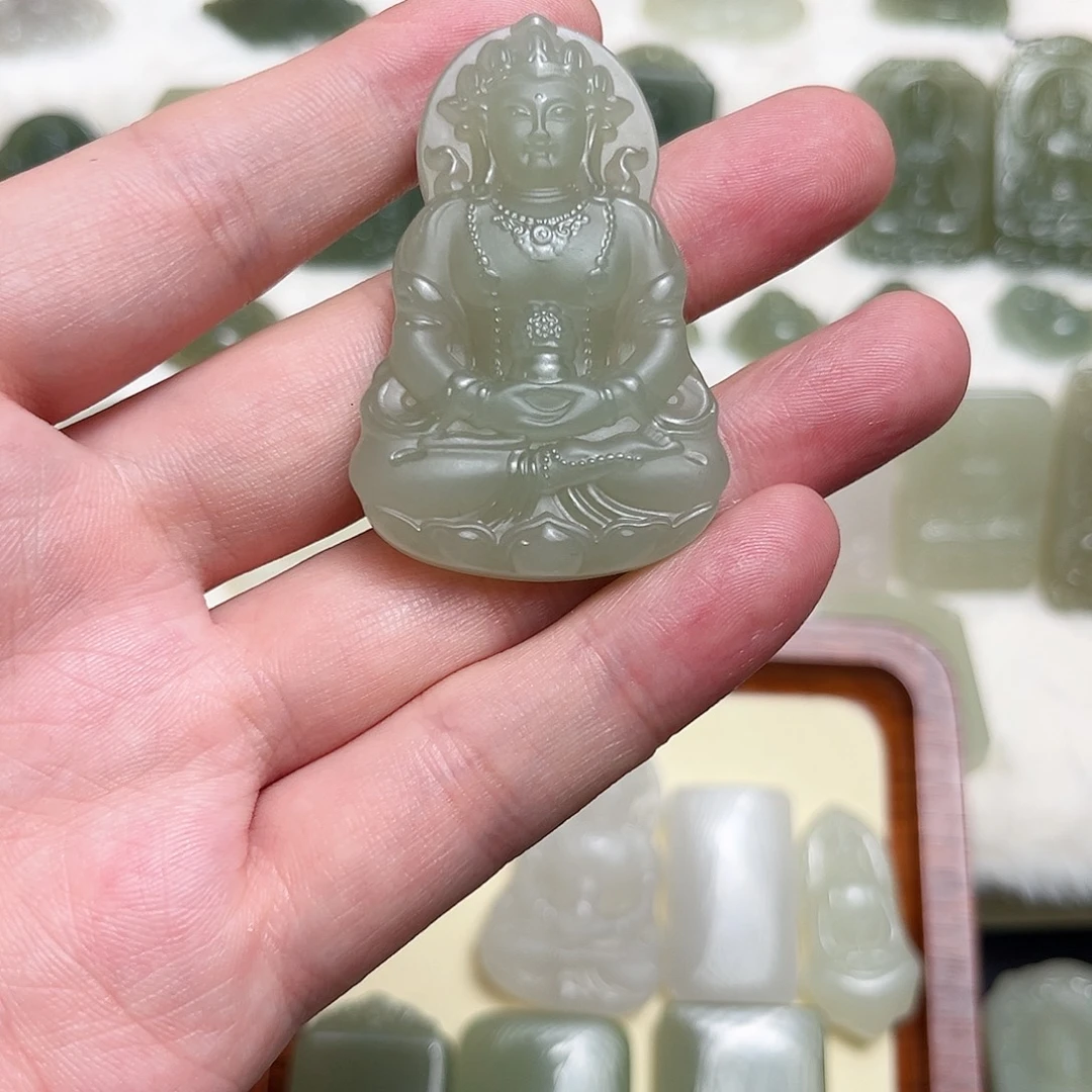 S***人和田玉未镶嵌颈饰