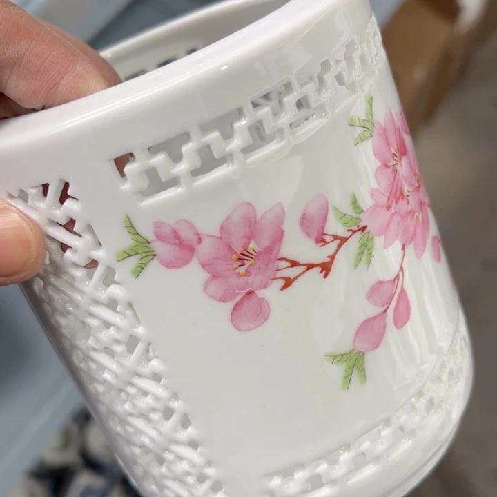 杯水电桃花镂空笔筒