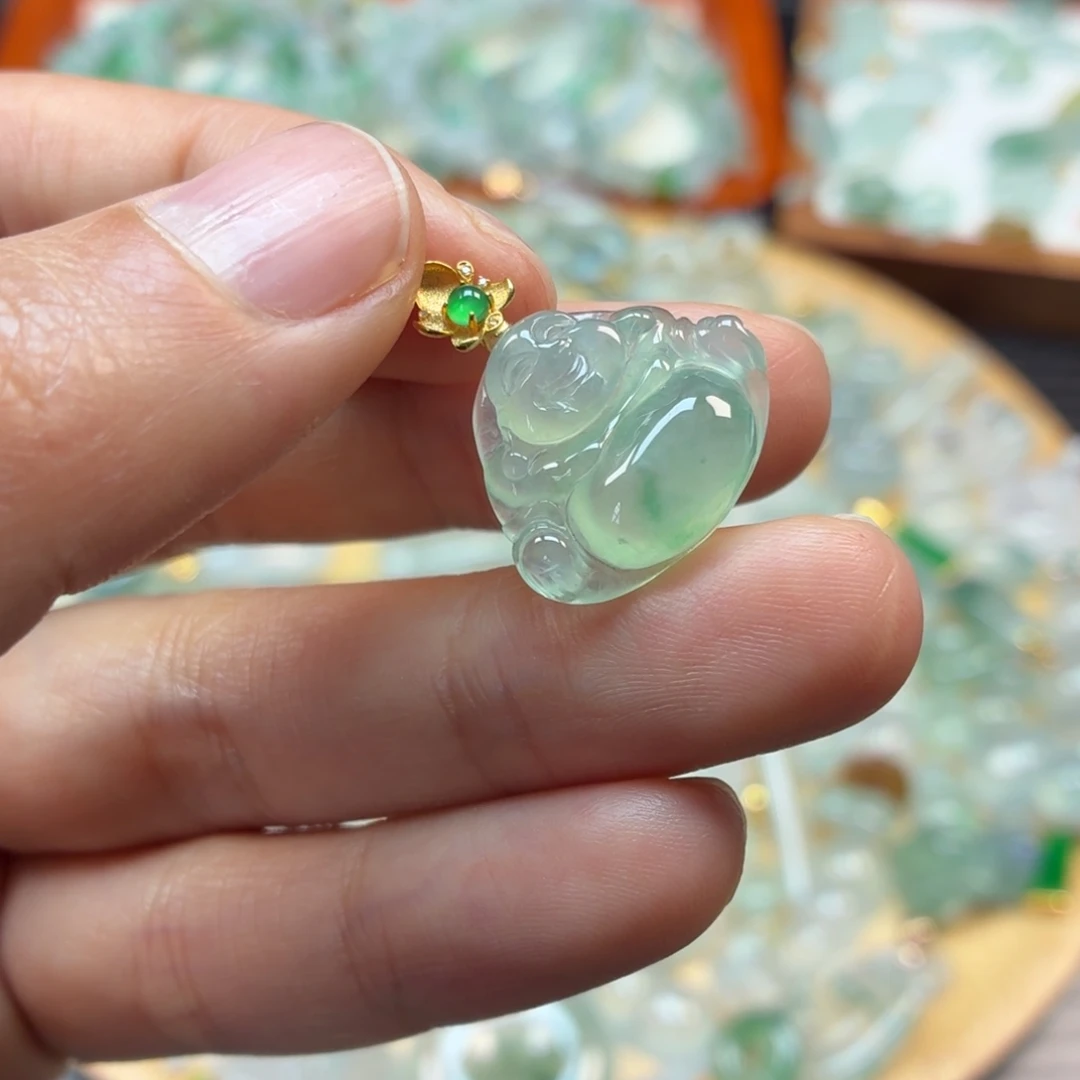 翡翠18K金镶嵌颈饰佛公