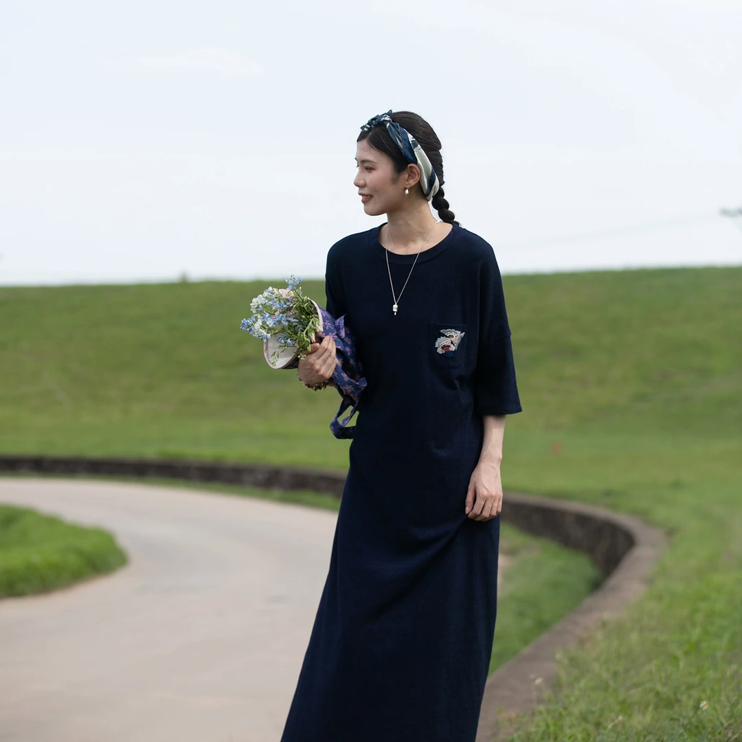 牧衣游原创 酵洗刺绣连衣裙轻薄圆领靛蓝色随性宽松短袖长裙 月景