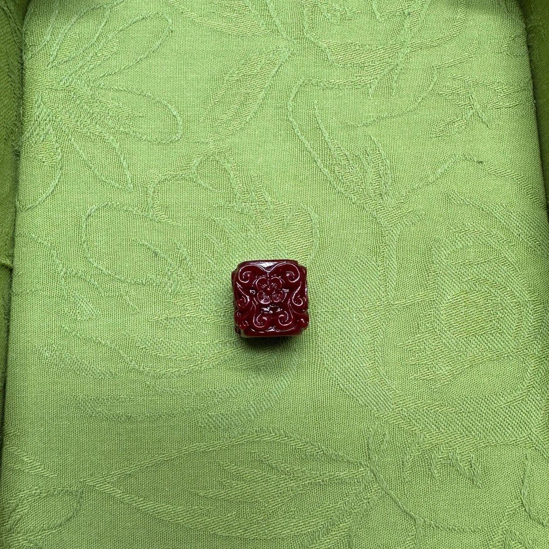 【沐言优选】牛血红DIY配饰雕刻15.6m方糖散珠A499