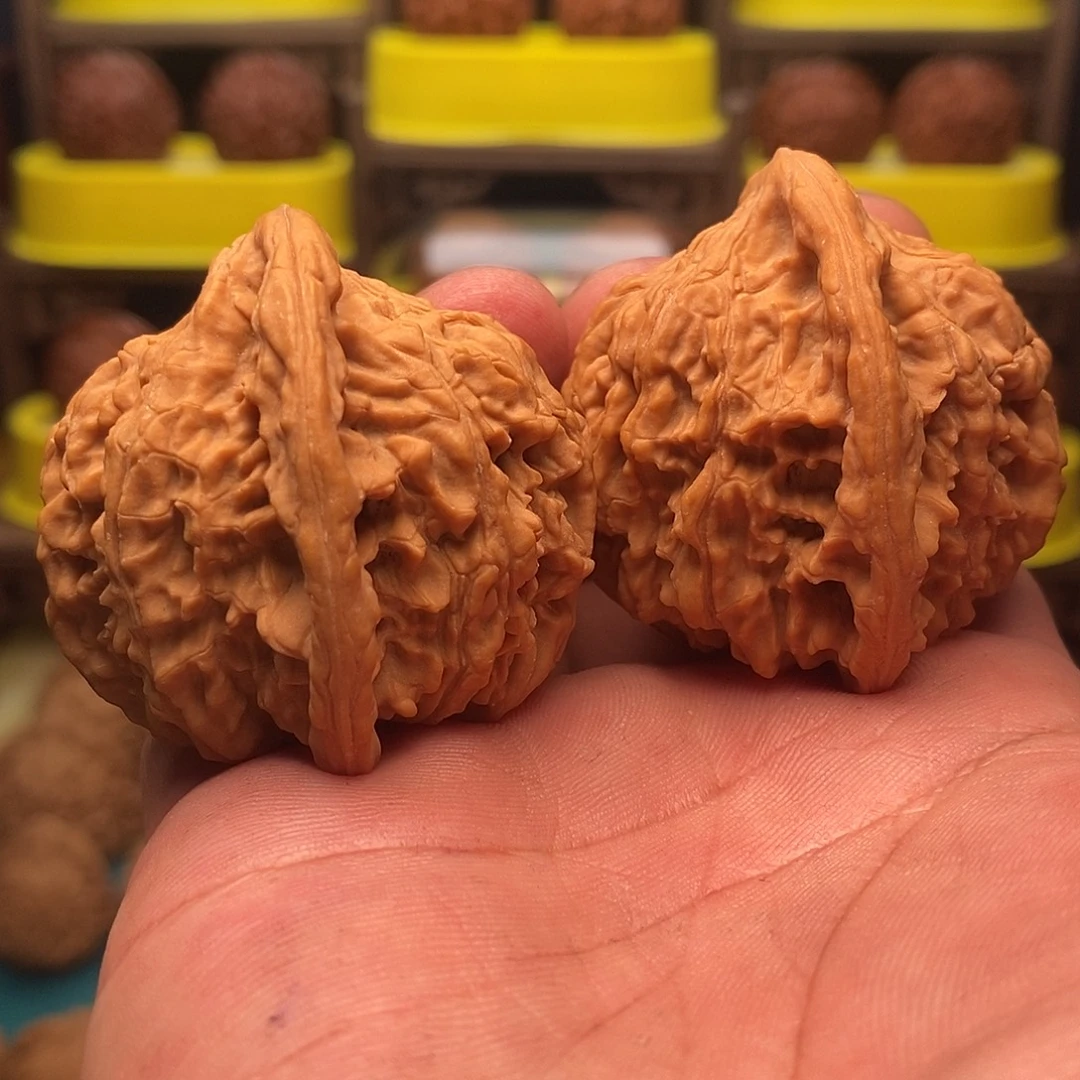 文玩核桃吊坠红狮子