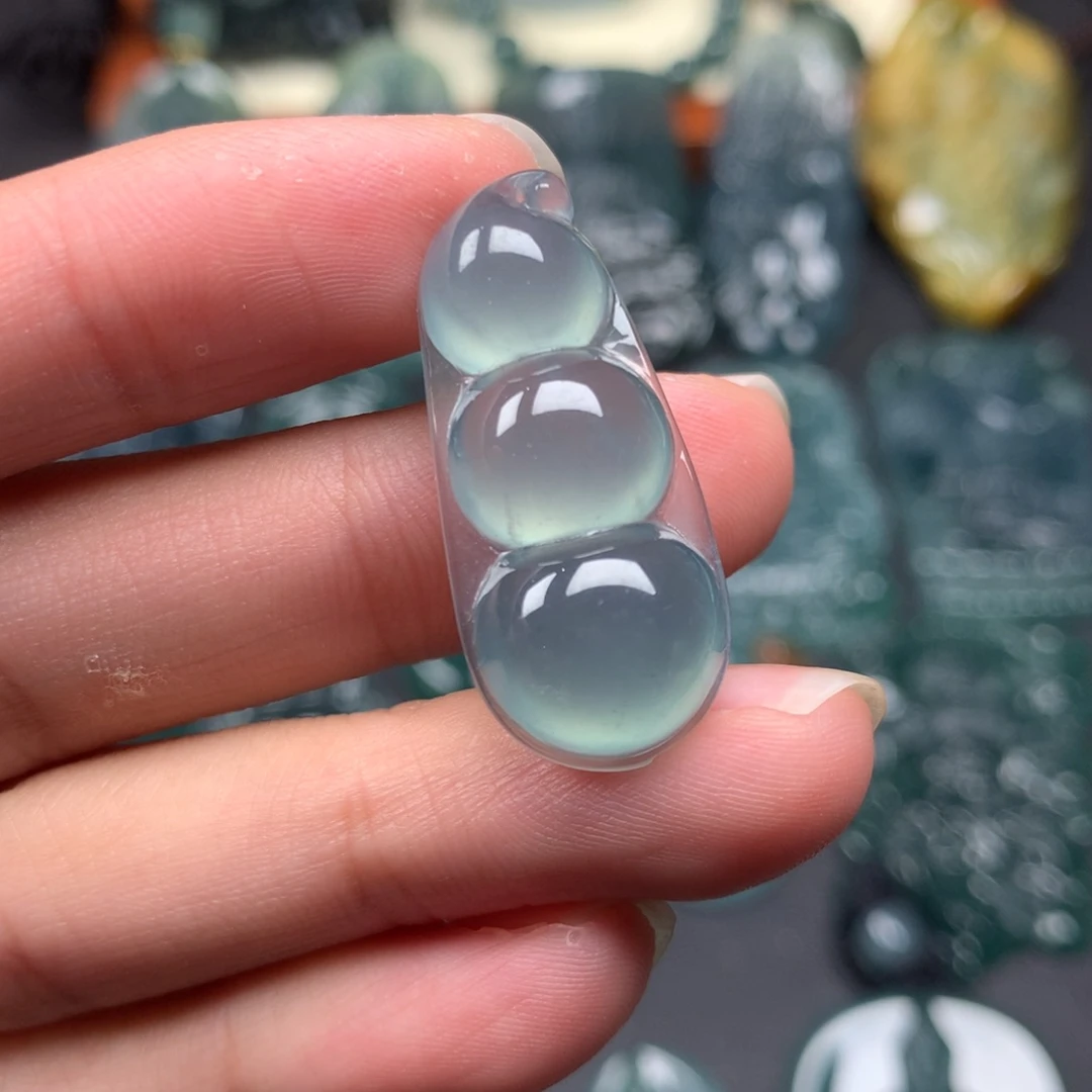 翡翠未镶嵌颈饰福豆