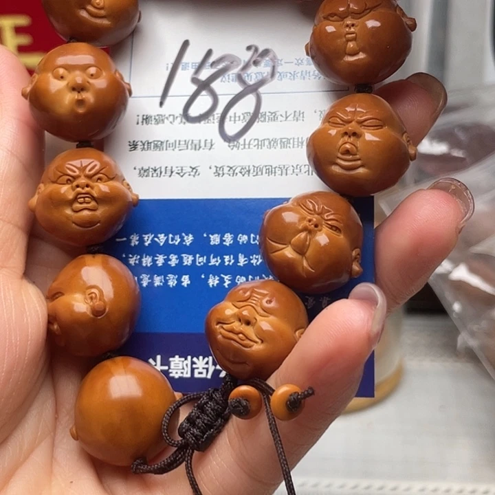 三***生橄榄核吊坠雕刻工艺