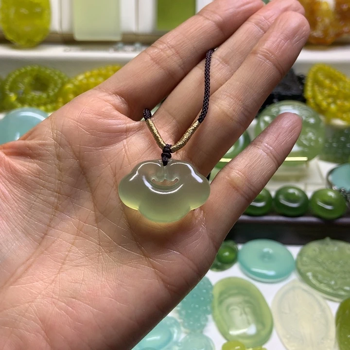 蛇纹石玉未镶嵌颈饰