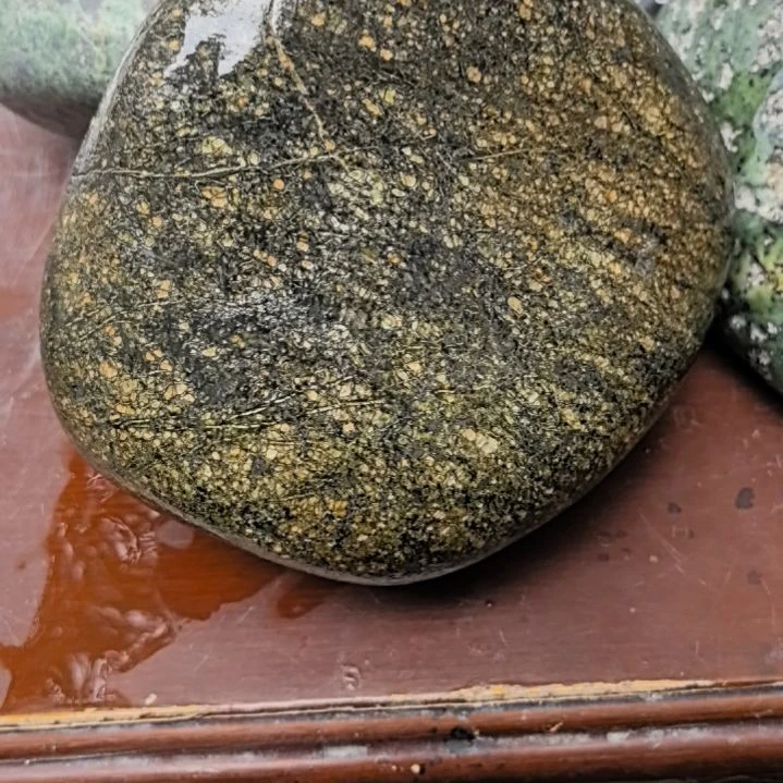 玉幸**康藏玉药王石原石摆件一个蛇纹