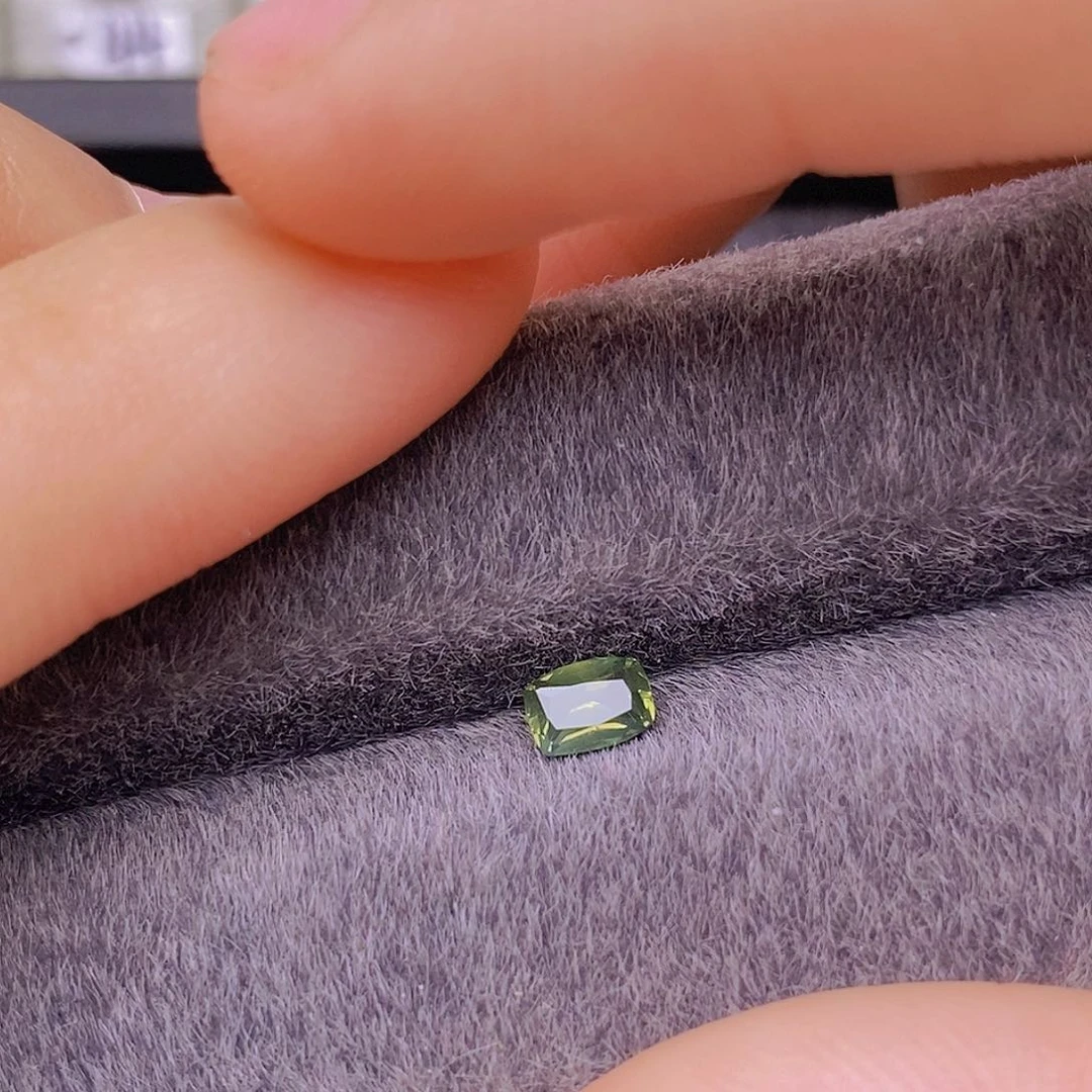 裸石蓝宝石绿中反黄火玻璃体丝绒感0.49ct/1528号