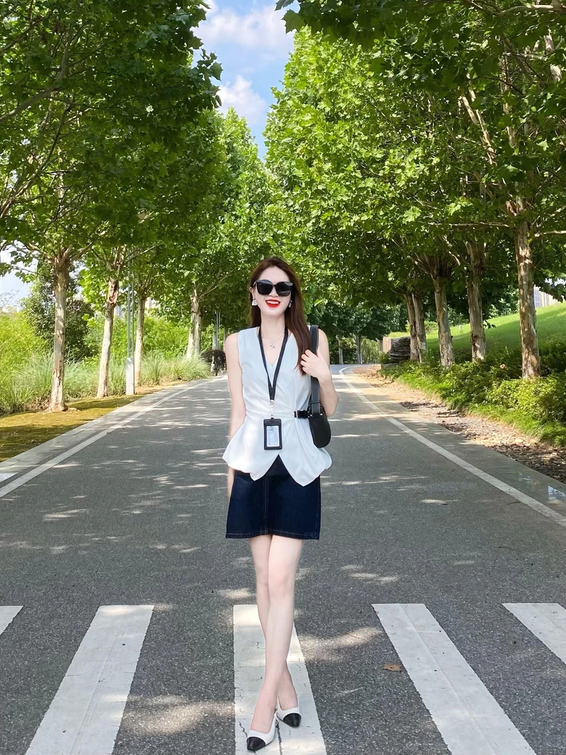 2025夏季新款韩系气质V领小众设计感皮扣收腰无袖上衣牛仔半身裙