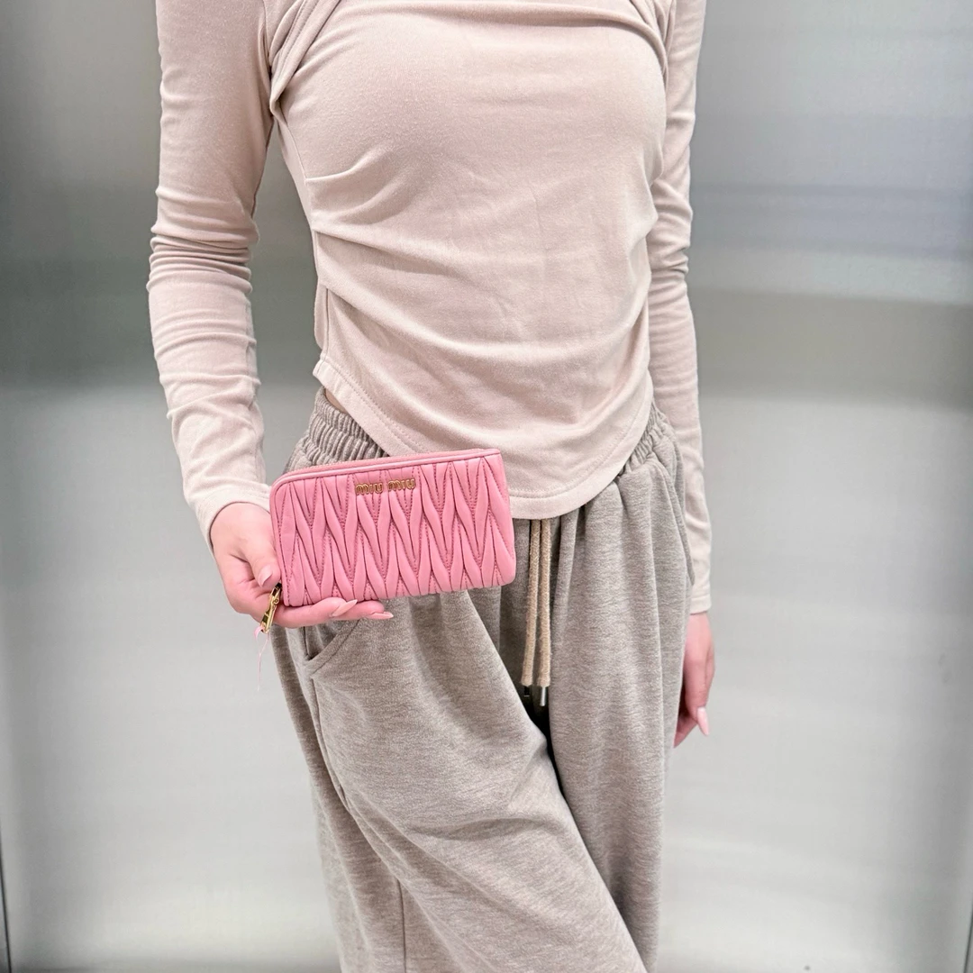95新 MIU MIU/缪缪 miumiu裸粉色褶皱卡包