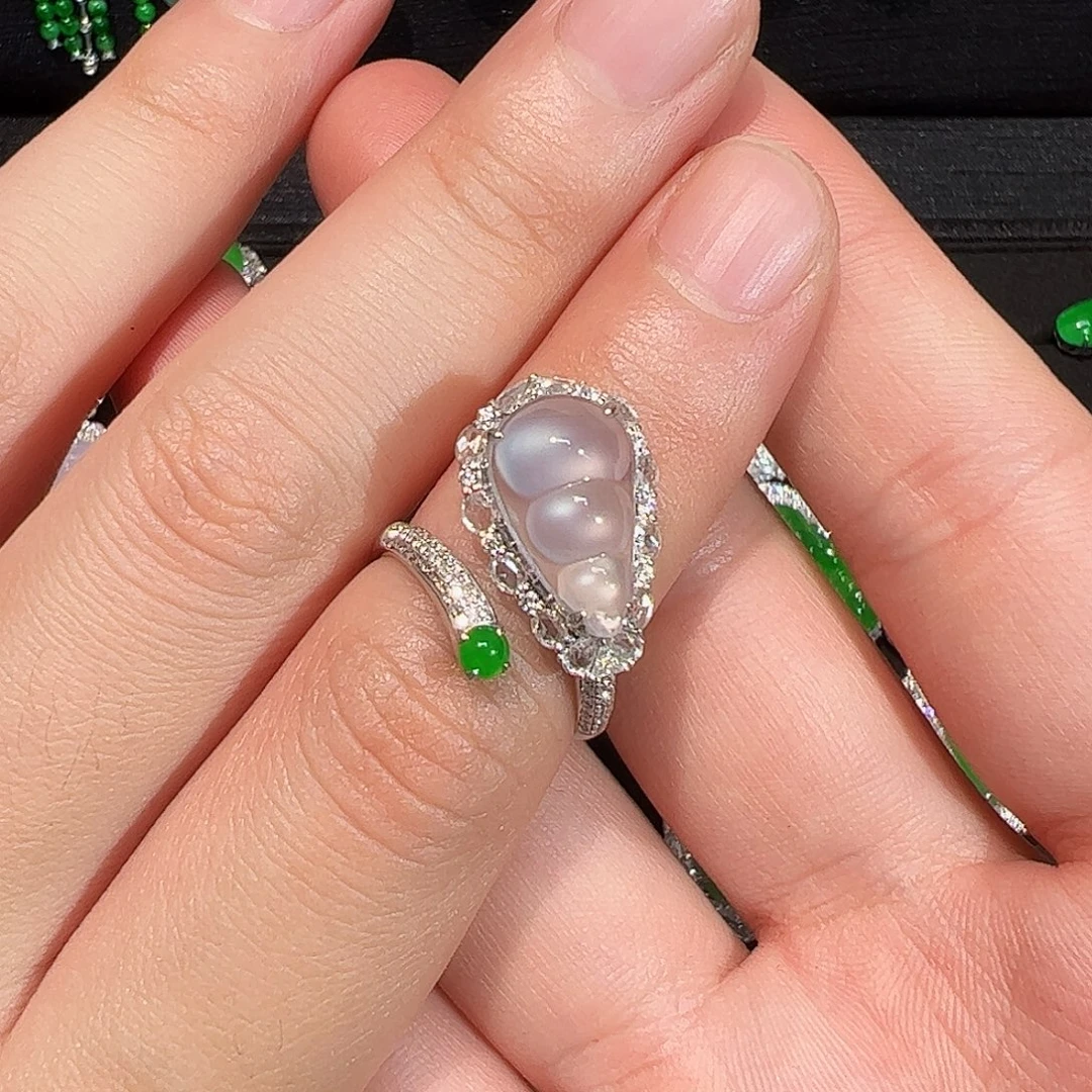 翡翠18K金镶嵌戒指豆