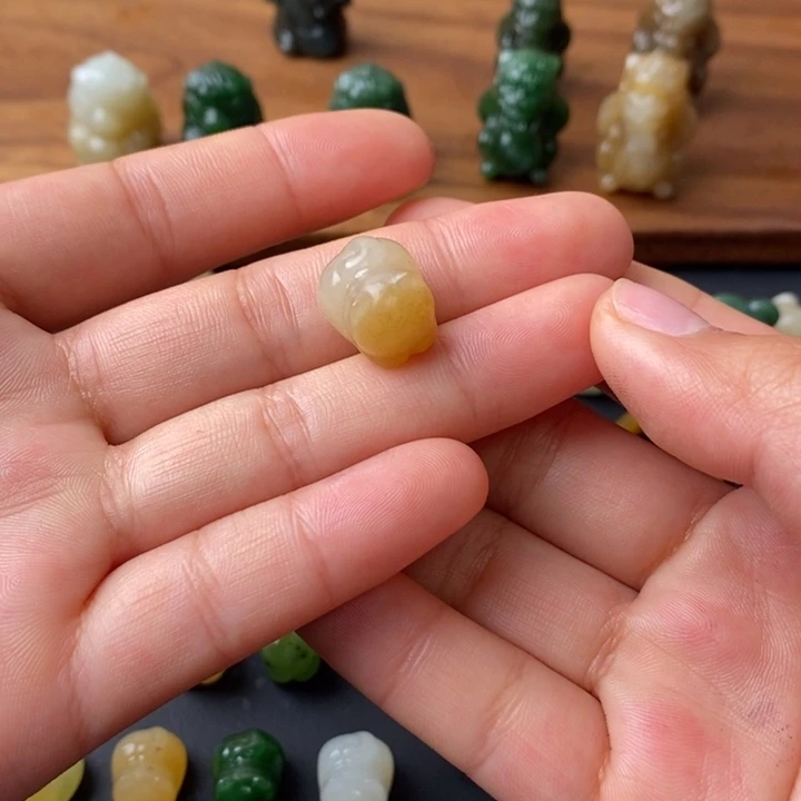 妮***子和田玉未镶嵌颈饰