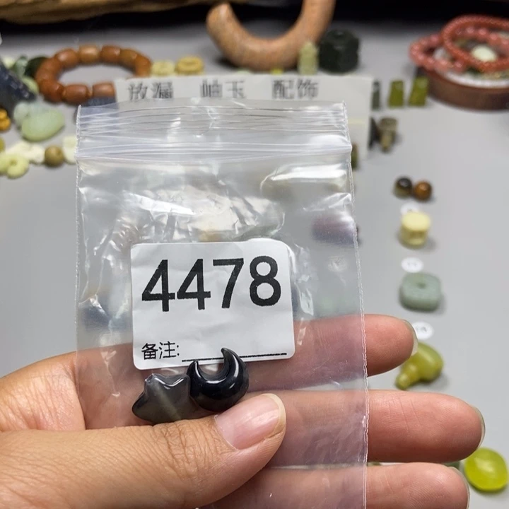 d***飞未镶嵌蛇纹石玉颈饰
