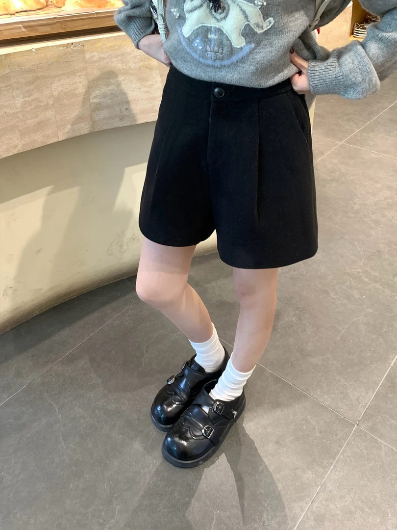 乌77黑色松弛感毛呢短裤女2025冬季新款外穿宽松显瘦时尚休闲裤子