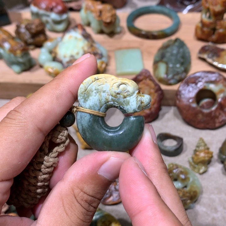 未镶嵌岫岩河磨玉（透闪石质玉）挂件