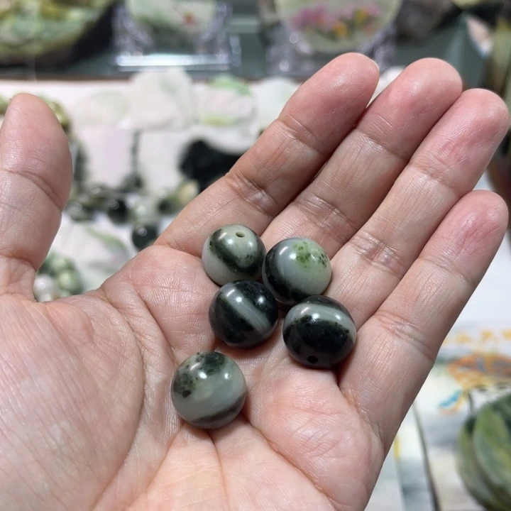 钱***量独山玉未镶嵌颈饰